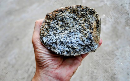 Một tảng đá 2 tỷ năm tuổi vừa nứt ra, để lộ bên trong bí mật chấn động