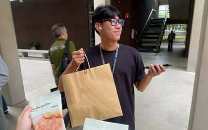 Chàng trai đi quanh trường đại học tặng kẹo cho người lạ chỉ vì một lý do