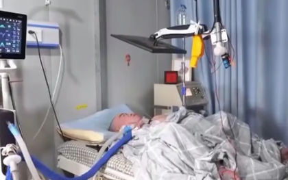 Chàng trai bại liệt sống nhờ máy thở, chỉ dùng 1 ngón tay tạo nên chuyện thần kỳ