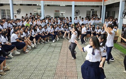 Từ 1-2026, trường học từ cấp THCS ở TPHCM hạn chế dùng điện thoại giờ ra chơi