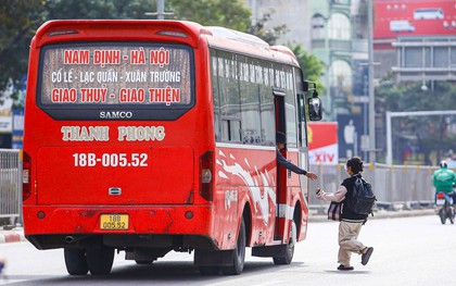 Loạt xe khách ngang nhiên dừng đón trả khách giữa đường Hà Nội