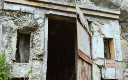 Mở cánh cửa gỗ bí ẩn trên vách đá, cảnh tượng bên trong gây xôn xao