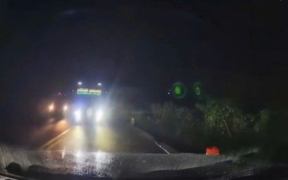 Xe khách coi thường biển cấm, liều lĩnh vượt ẩu trên quốc lộ