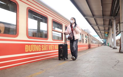 Nhiều người thích đi tàu để 'sống chậm' trong ngày cuối năm