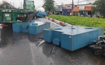 4 khối sắt rơi khỏi xe container, trúng người đi xe máy ở TP.HCM
