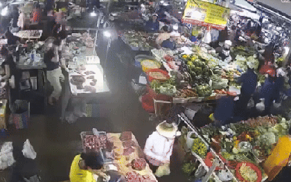 Camera ghi lại khoảnh khắc khiến cả chợ run sợ bỏ chạy