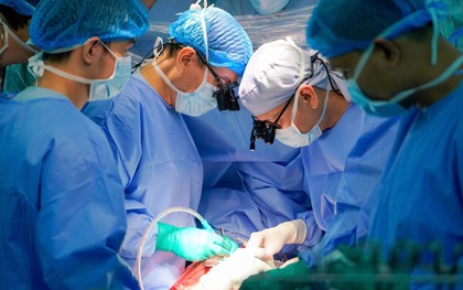 Trái tim từ Hà Nội vượt 1.600km "hồi sinh" bé trai 9 tuổi: Ê-kíp bác sĩ vỡ òa khi lồng ngực bệnh nhi phập phồng những nhịp đập đầu tiên