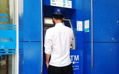 Người đàn ông tới ATM rút 20 triệu đồng, 2 lần số dư vẫn không đổi, vội vã tới ngân hàng kiếm tra: "Tài khoản không lỗi, đó là tiền của anh"