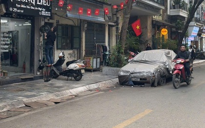 Ô tô phủ bạt "nằm lì" 4 năm trên phố Bát Sứ: Một người đàn ông ra làm việc với công an