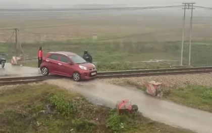 Khoảnh khắc lái tàu phanh gấp cứu ô tô mắc kẹt trên đường ray