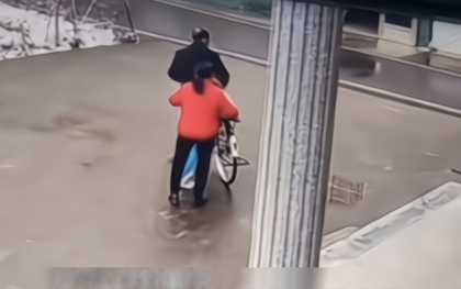 Đi làm xa, mẹ mở camera ra ngắm con rồi bật khóc khi chứng kiến hành động bố mẹ chồng làm với con mình