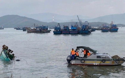 Tàu cá TPHCM chở 4 ngư dân chìm gần đảo Hòn La