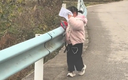 Hàng nghìn cư dân mạng cười ngất khi biết lý do bé gái trong ảnh lấy vở che mặt!