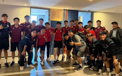 U22 Việt Nam ghi điểm tuyệt đối, tặng quà động viên cầu thủ Lào gãy chân tại SEA Games 33