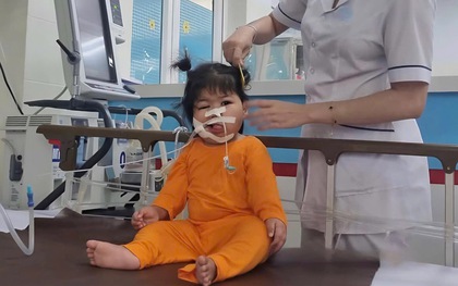 Xót xa bé gái mắc bệnh não bị mẹ bỏ rơi, lớn lên trên giường bệnh trong vòng tay yêu thương của 24 y bác sĩ