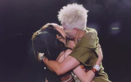 Nụ hôn gây sốc của HLV Rap Việt khiến netizen ghen tị!