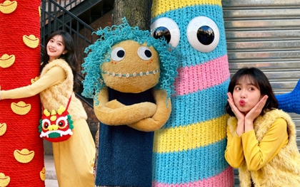 Cây cối trên đường phố đồng loạt mặc áo: Trào lưu "ôm cây" đang khiến dân tình phát sốt vì quá chữa lành!