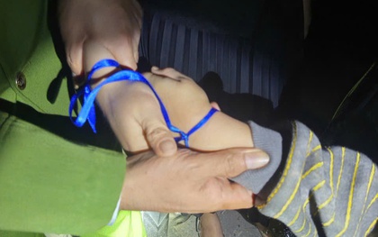 Mẹ buộc tay con trai 4 tuổi bằng dây vải màu xanh rồi chở lên cầu Xi Măng trong đêm, nguồn cơn khiến nhiều người đau lòng