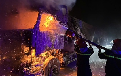 Xe đầu kéo chở 30 tấn viên nén năng lượng bốc cháy trên cao tốc