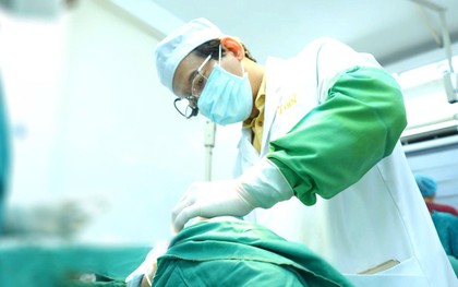 Nhập viện vì sốt nhẹ, nữ khách hàng bất ngờ phát hiện túi ngực 10 năm đã vỡ