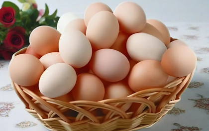 Trứng gà màu trắng và màu nâu loại nào tốt hơn?