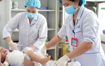 Cấp cứu kịp thời bé 13 tháng tuổi bỏng nước sôi nặng