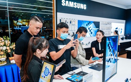 Khách hàng nô nức đến SamZone thuộc Thế Giới Di Động để nhận và trải nghiệm Galaxy S25 Series