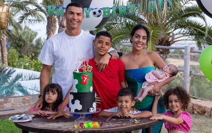 Ronaldo và bạn gái khoe món quà “của ít lòng nhiều” nhận được từ các nhóc tì, dân tình tấm tắc khen dạy con khéo