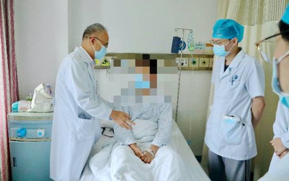 Người đàn ông tiểu ra… phân, phải cấp cứu vì xem nhẹ 1 khó chịu khi ăn uống người hiện đại hiếm ai không mắc