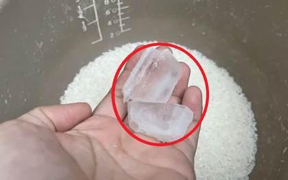 Bỏ 2 viên đá lạnh vào nồi cơm công dụng "vàng 10", ai đọc xong cũng muốn thử
