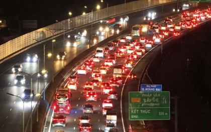 Ùn tắc suốt đêm gần 5km trên cao tốc cửa ngõ Hà Nội