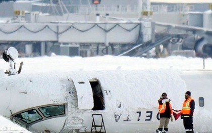 Tìm thấy hộp đen máy bay bị lật ngửa tại Canada