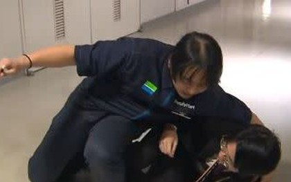 Lạ nhưng thật: Cướp cầm dao kề vào mặt, nhân viên siêu thị tỉnh bơ hỏi một câu 5 chữ liền thoát nạn