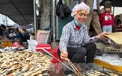 Nướng cá đặc sản không ngơi tay, nhiều người 'hốt bạc' mỗi ngày