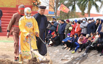 Ảnh: Hàng trăm người dân chen nhau xem "Vua đi cày" trong Lễ tịch Điền đầu năm