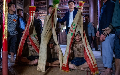 Người dân giằng co, cố giành lấy "chiếu thiêng" trong lễ hội Đúc Bụt để cầu sinh con trai