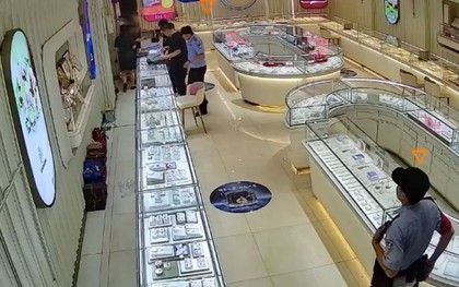 Thấy người phụ nữ mua 560 triệu đồng tiền vàng không hỏi giá, chủ tiệm vội báo cảnh sát nhưng vị khách khẳng định: “Tôi mới là người bị lừa”