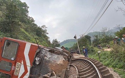 Tàu hỏa đâm xe tải gãy đôi, đường sắt Bắc - Nam tê liệt