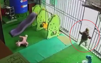 Vụ bé trai 15 tháng bị ô tô phụ huynh tông tử vong: Camera tại trường ghi lại gì?