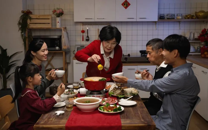 Bà mẹ chưa bao giờ nấu ăn bỗng xắn tay áo vào bếp, con trai thưởng thức đồ mẹ nấu "khóc thét" suốt 2 ngày