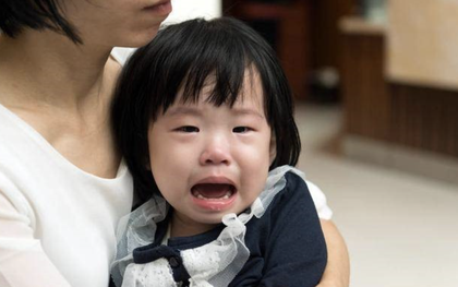 Bé gái 4 tuổi đi học về nói: "Có người đi sau con", mẹ âm thầm theo dõi, phát hiện sự thật thì bật khóc nức nở