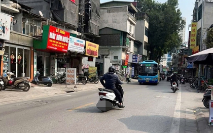 Hà Nội: Nhặt được điện thoại của cháu bé đánh rơi, người đàn ông quay xe đi thẳng