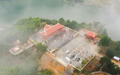 Độc đáo ngôi đền Chín Gian có 9 con trâu quỳ gối trước đền