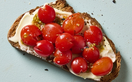 Ăn cà chua mỗi ngày liên tục trong 1 năm, người phụ nữ khiến bác sĩ phải "ghen tỵ" vì kết quả