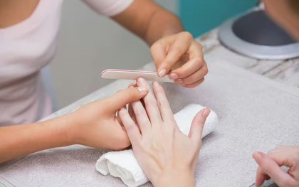 Cảnh báo ‘nghiêm trọng’ cho bất cứ ai hay làm móng ở tiệm