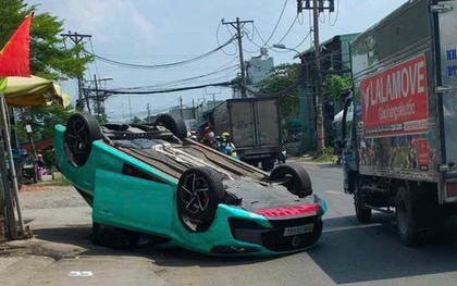 Ô tô 5 chỗ do nữ tài xế lái "phơi bụng" sau tai nạn ở TP Thủ Đức