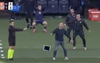 Video: Trợ lý HLV Barcelona hành động khó tin tại La Liga