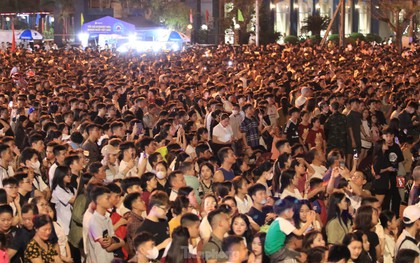 Biển người đổ về Cửa Lò thưởng thức 'đại tiệc' pháo hoa