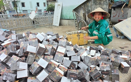 Số lượng lớn thực phẩm chức năng vứt tràn lan tại phố Nguyễn Lân, Hà Nội