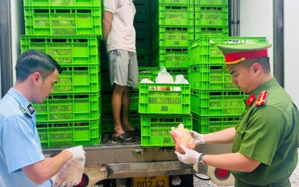 Đột nhập chợ đầu mối ở Hà Nội, phát hiện 20 tấn gà “bẩn” và nội tạng gia cầm